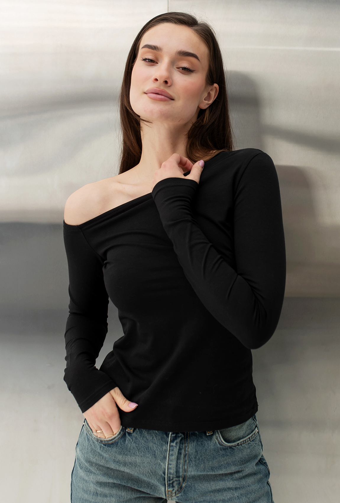 Чорний лонгслів на одне плече —  430491. Maritel