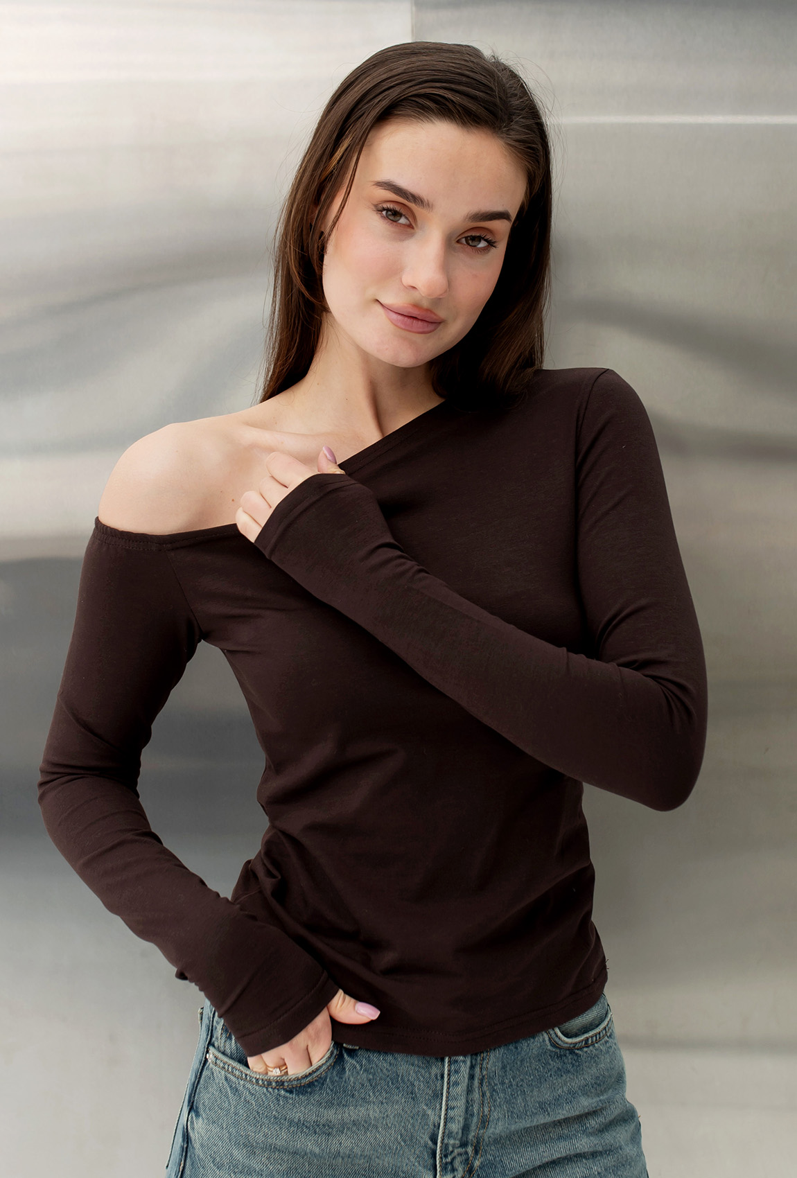 Шоколадный лонгслив на одно плечо —  836326. Maritel