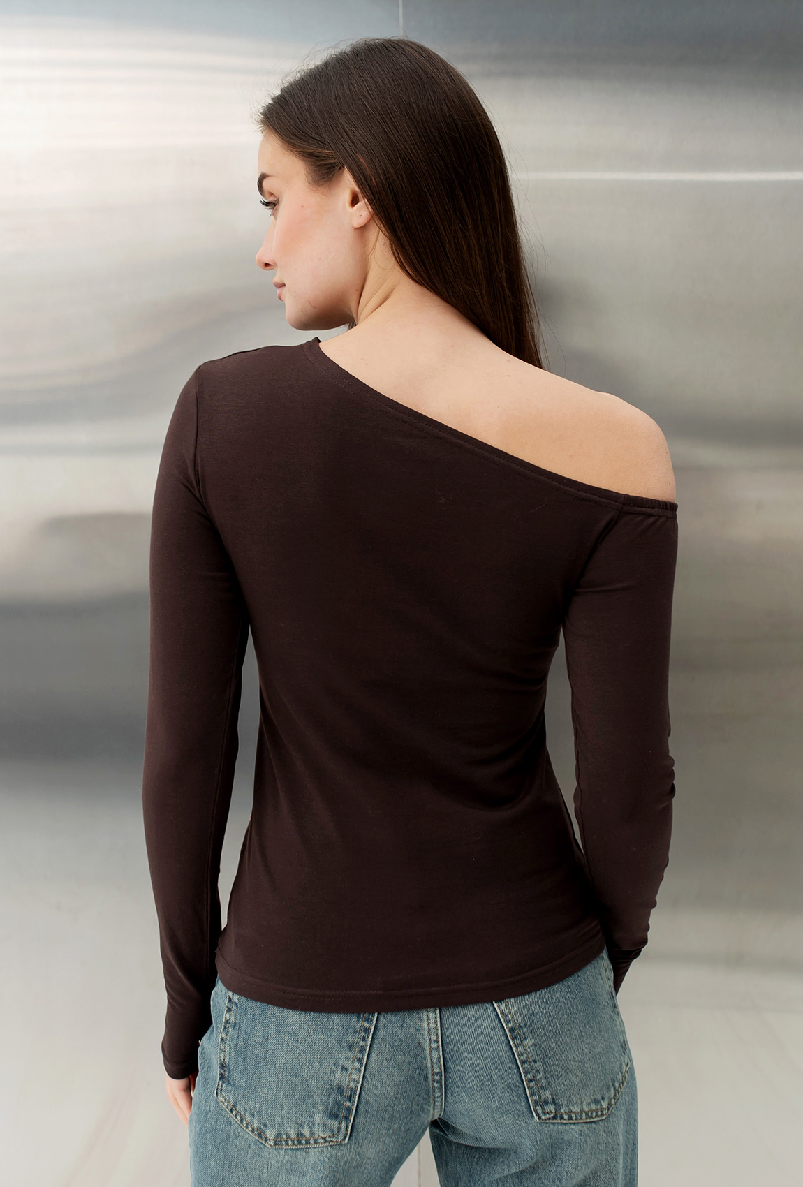 Шоколадный лонгслив на одно плечо —  836326. Maritel. Изображенние 1
