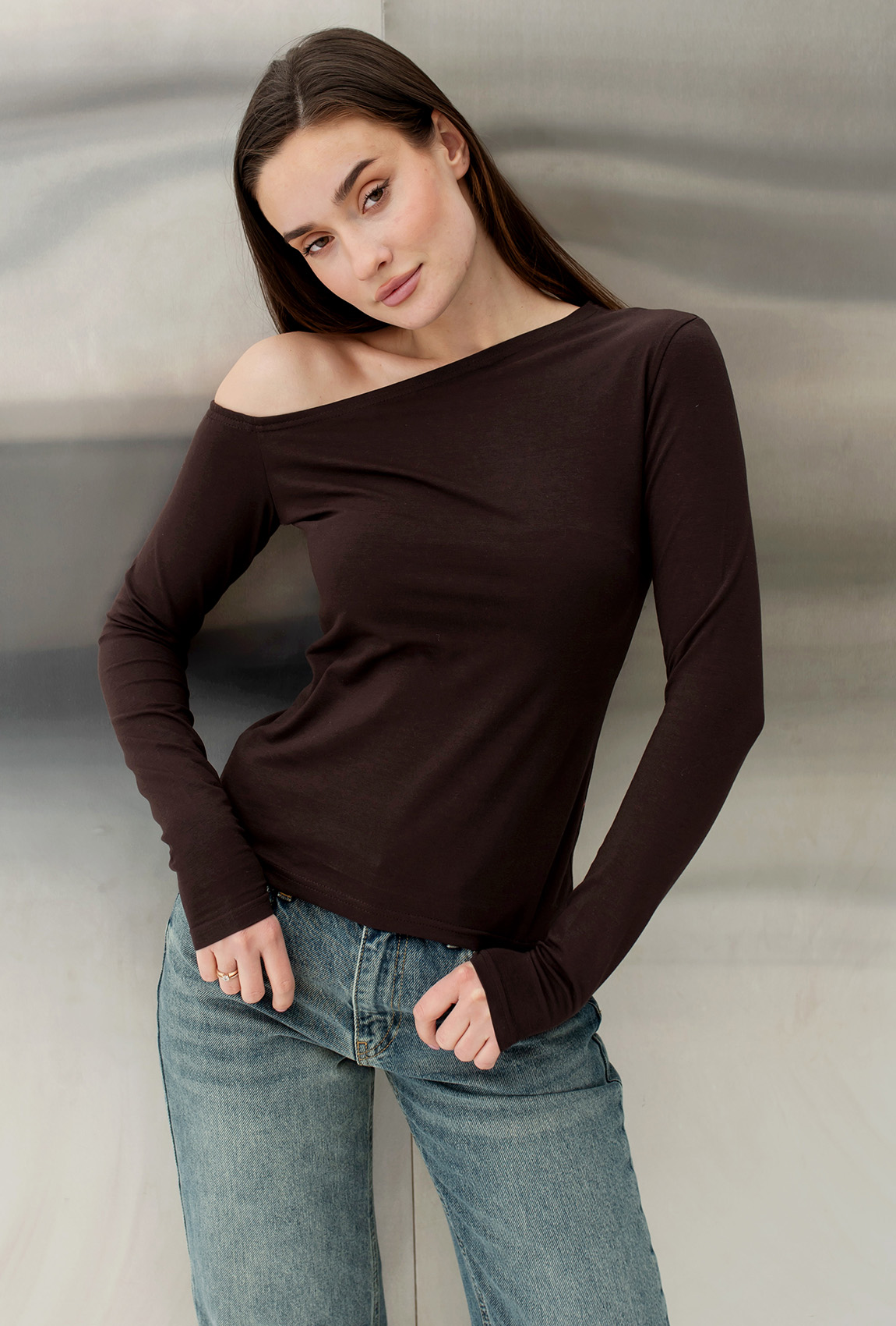 Шоколадный лонгслив на одно плечо —  836326. Maritel. Изображенние 4