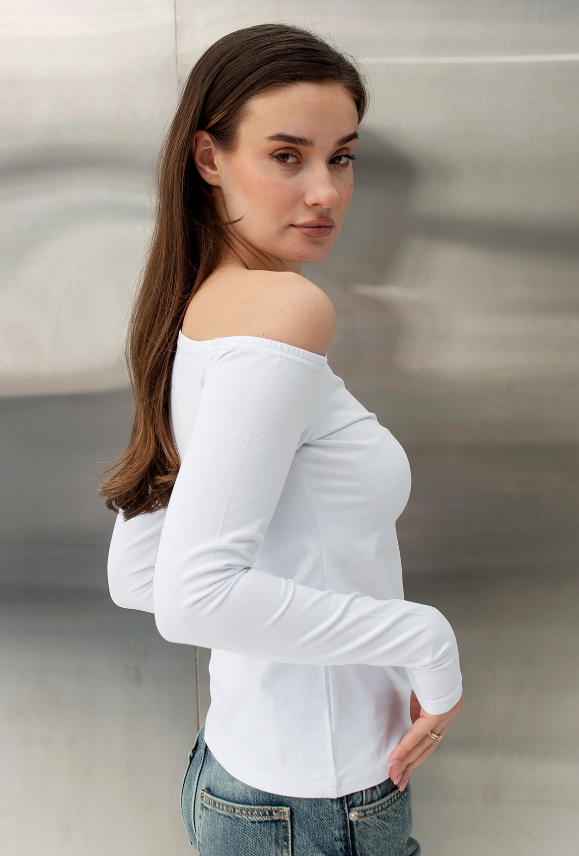 Молочний лонгслів на одне плече —  974200. Maritel. Зображення 3