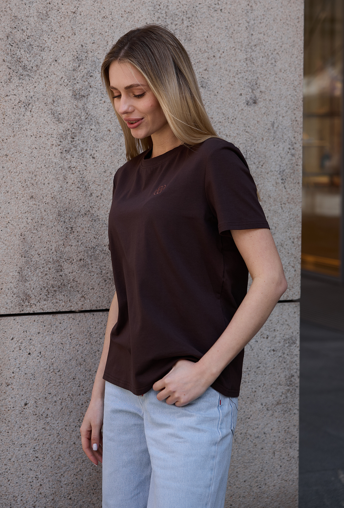 Футболка с вышивкой шоколадная. Maritel. Изображенние 1