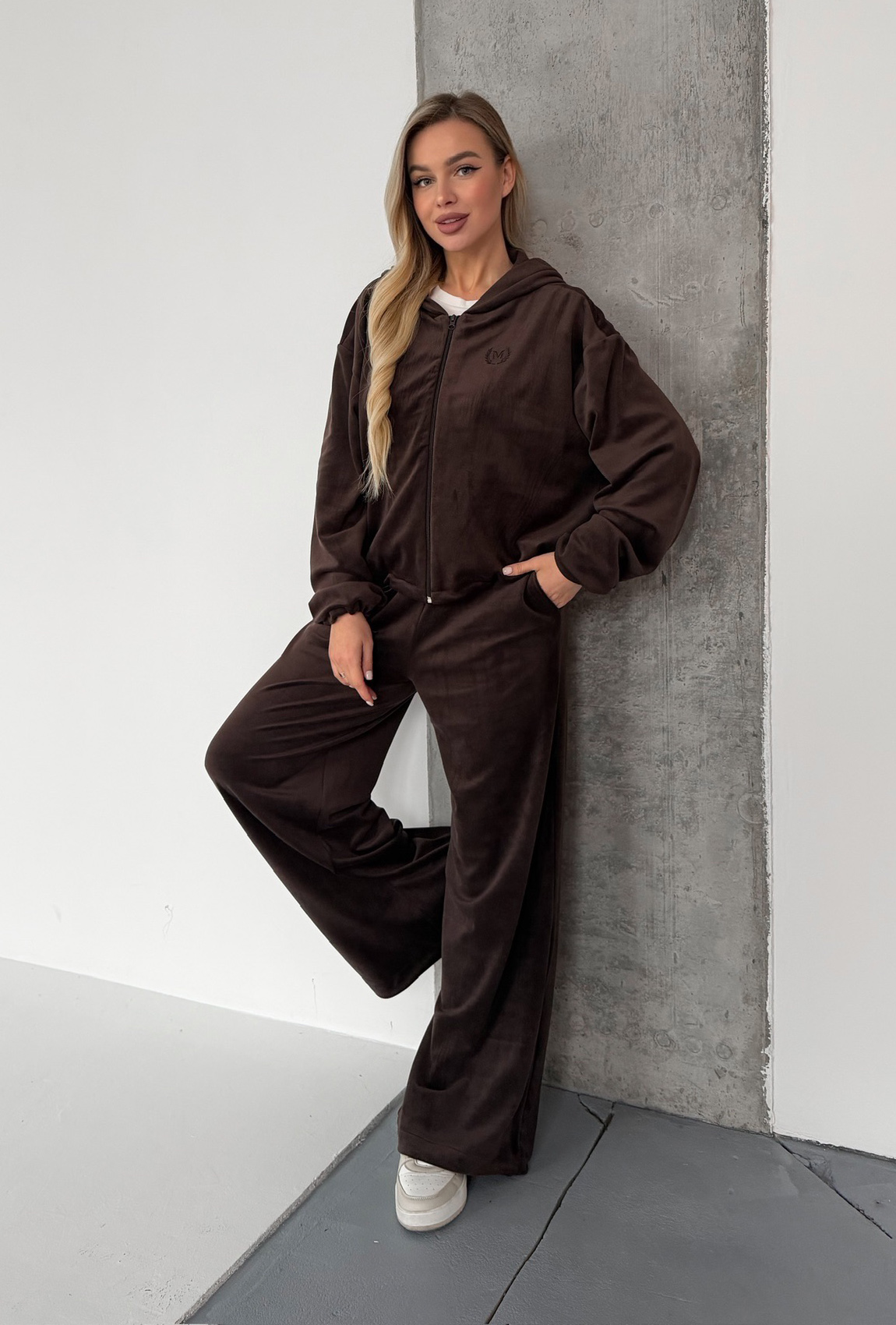 Костюм велюровый с затяжками шоколадный. Maritel