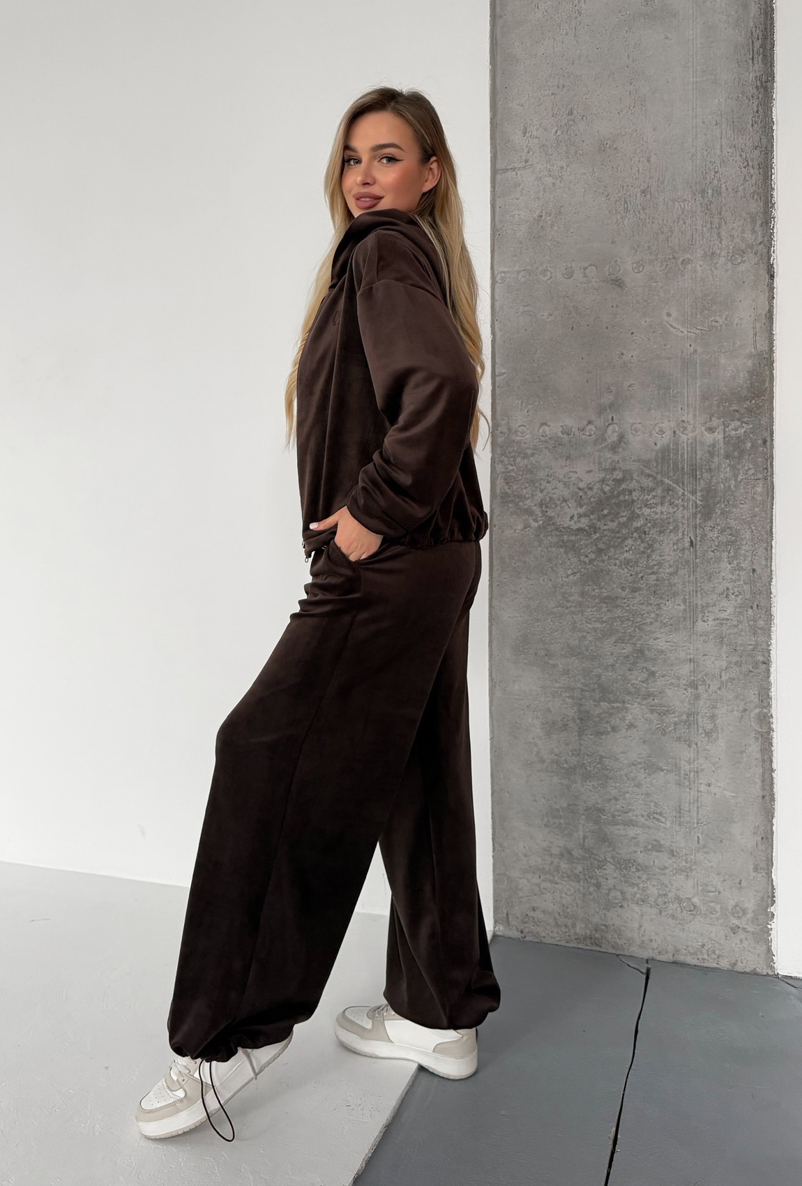 Костюм велюровый с затяжками шоколадный. Maritel. Изображенние 1