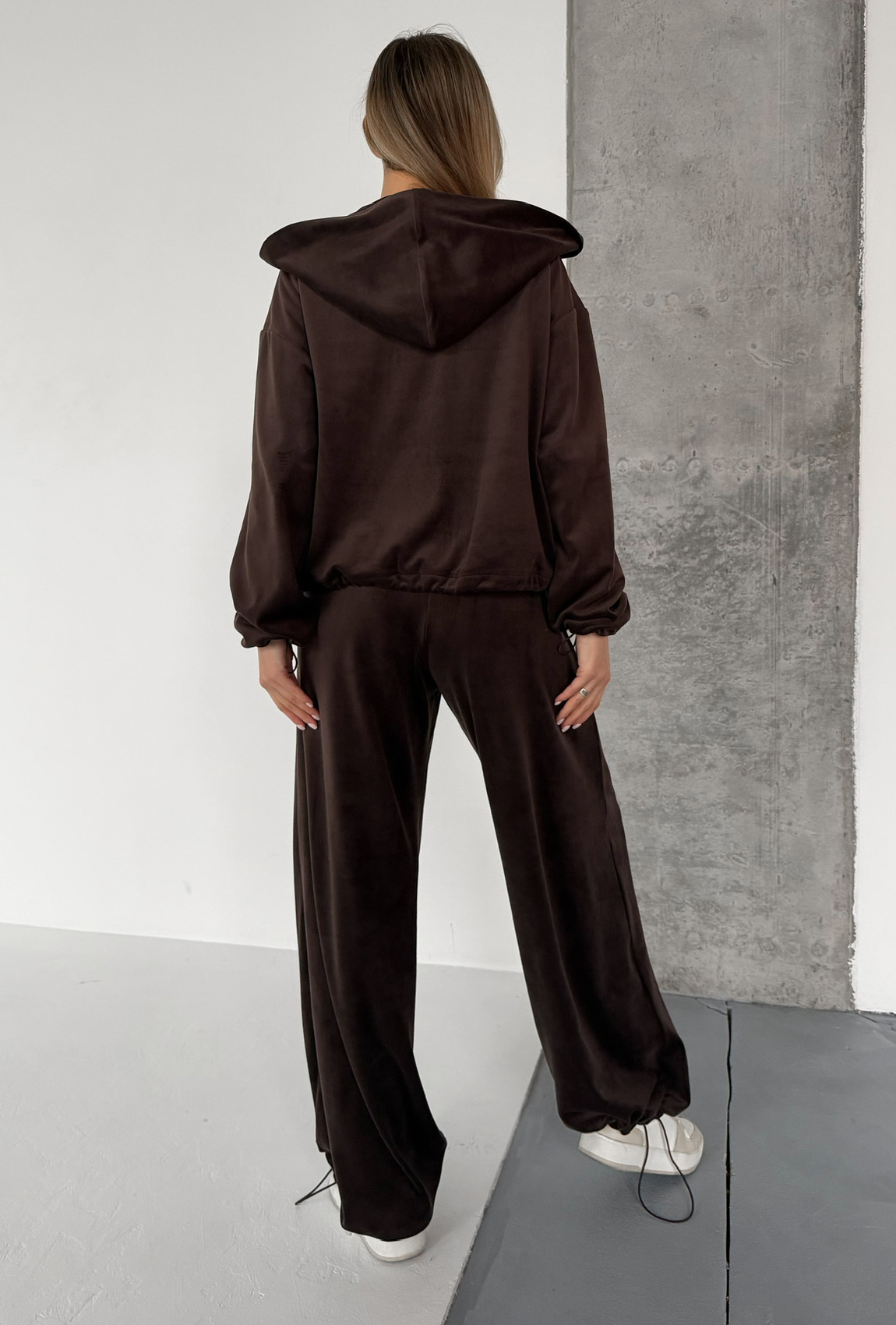Костюм велюровый с затяжками шоколадный. Maritel. Изображенние 2