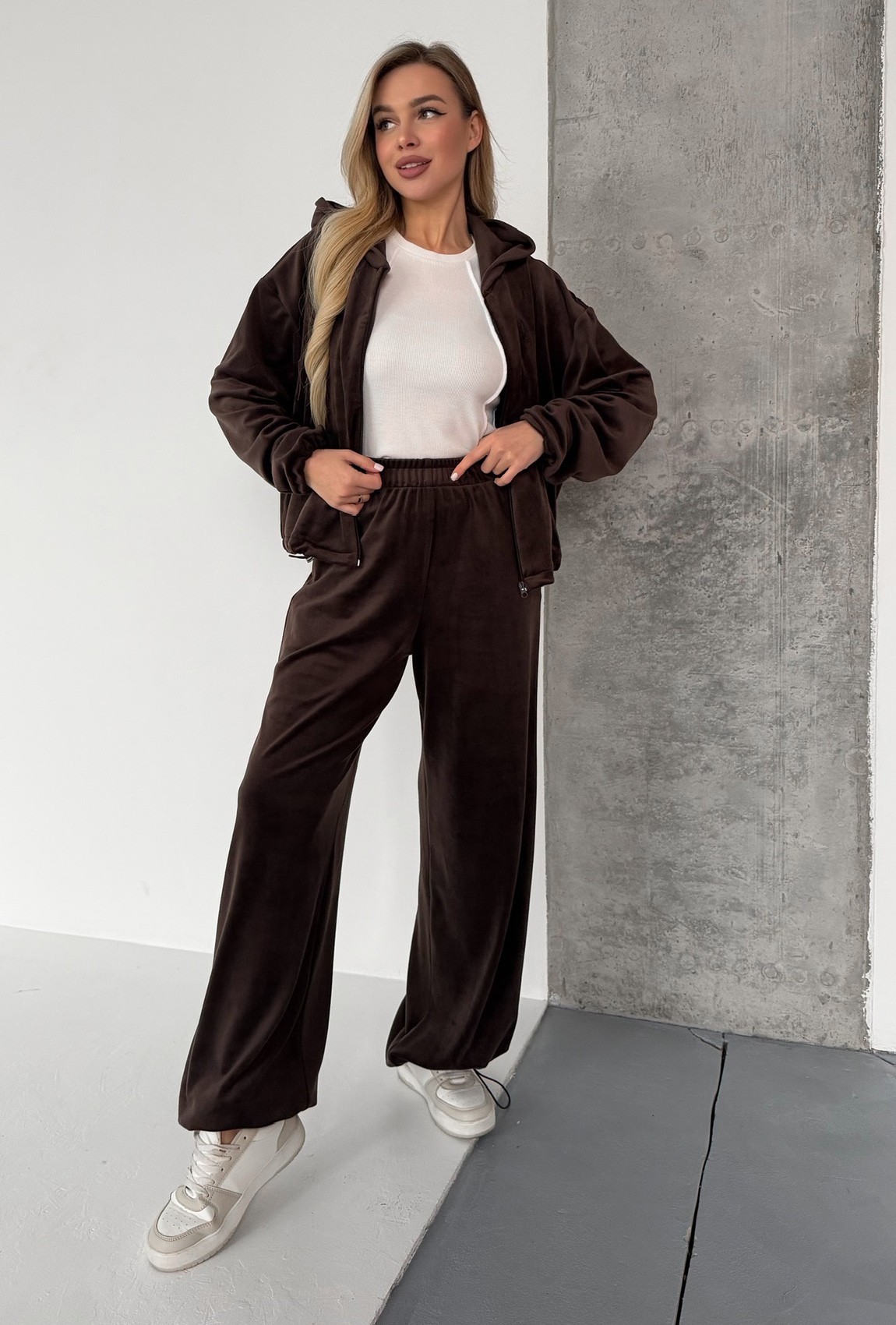 Костюм велюровый с затяжками шоколадный. Maritel. Изображенние 6