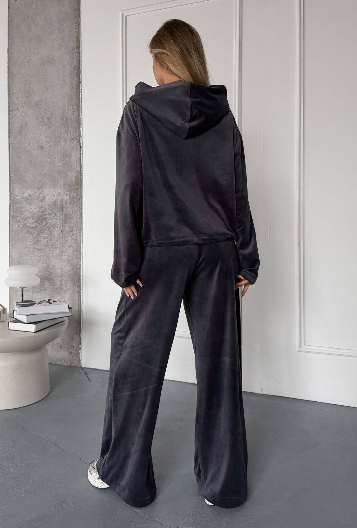 Костюм велюровий з затяжками сірий. Maritel. Зображення 2