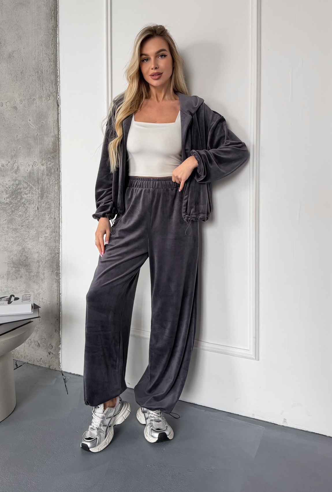 Костюм велюровий з затяжками сірий. Maritel. Зображення 5