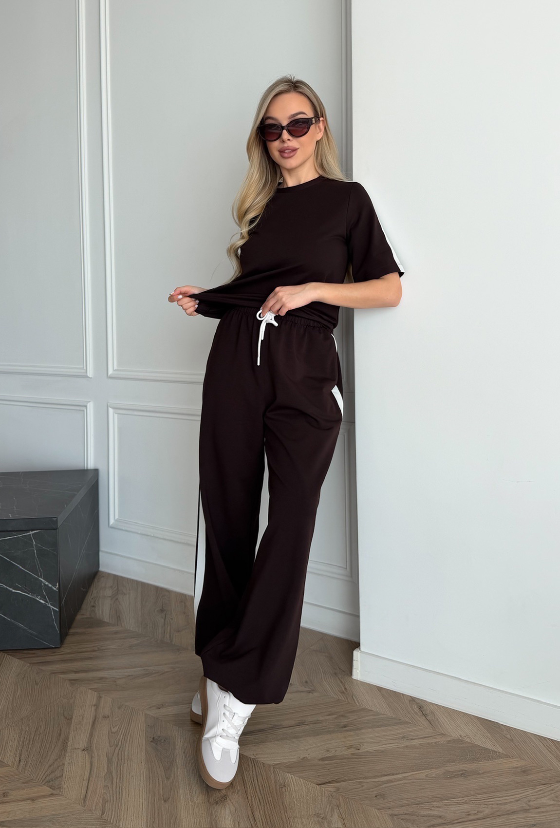 Костюм с лампасами шоколадный. Maritel