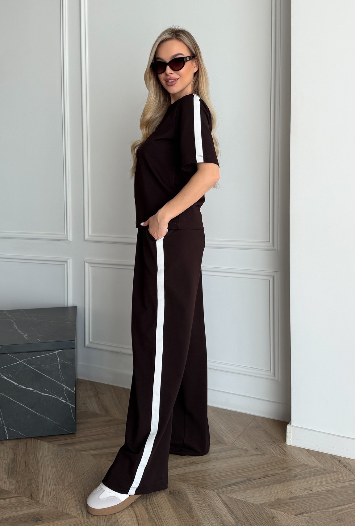 Костюм с лампасами шоколадный. Maritel. Изображенние 1