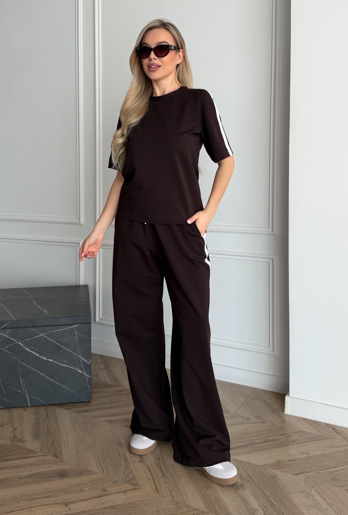 Костюм с лампасами шоколадный. Maritel. Изображенние 3