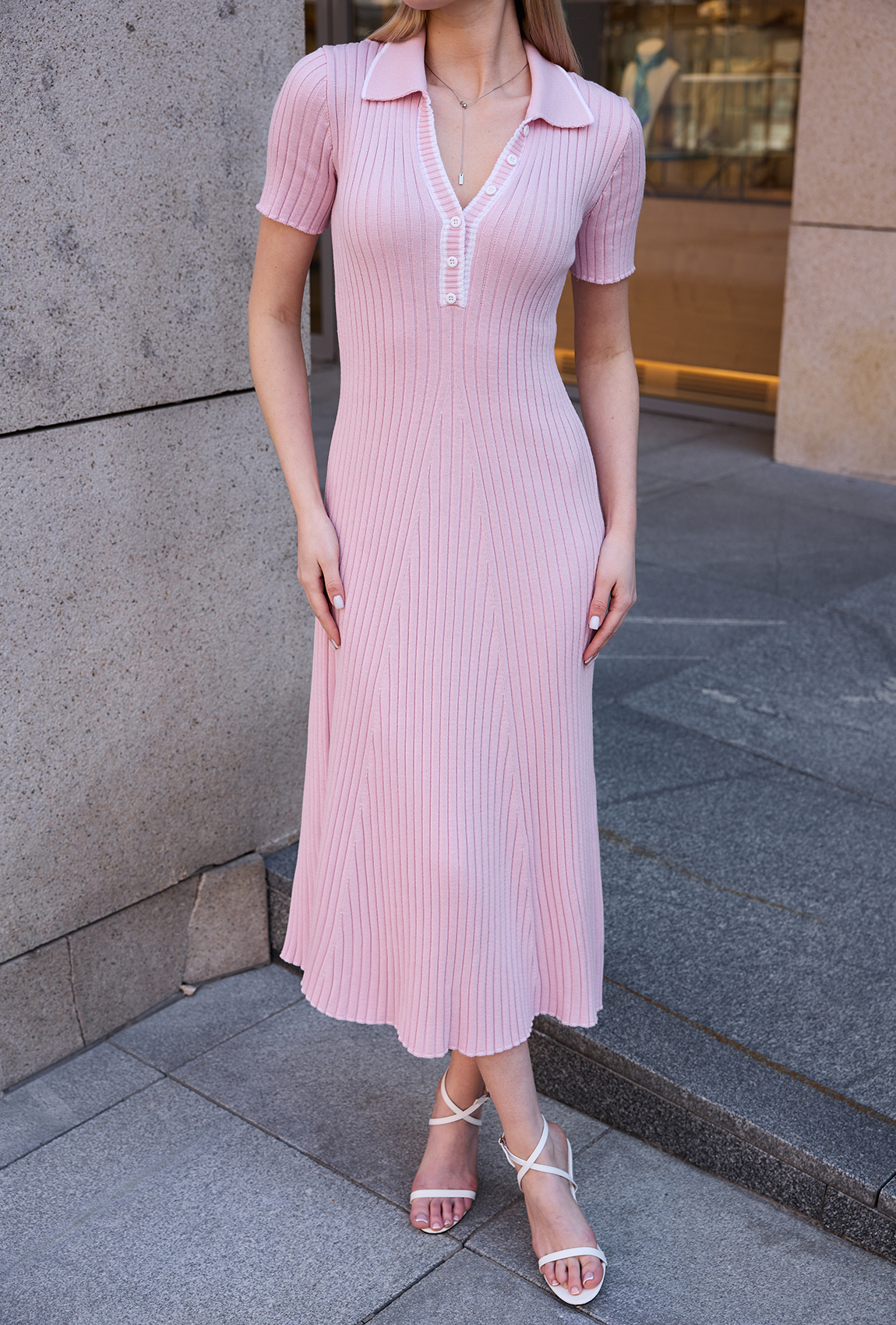 Сукня в'язка з гудзиками пудрова. Maritel. Зображення 2