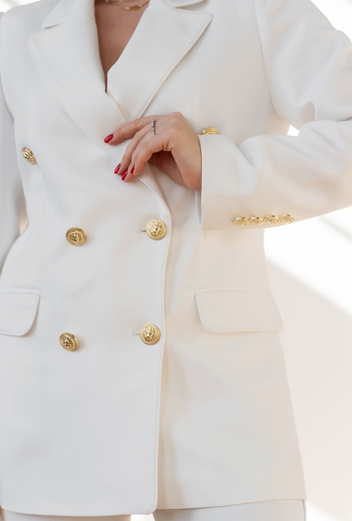 Білий брючний костюм з золотими гудзиками —  611670. Maritel. Зображення 1