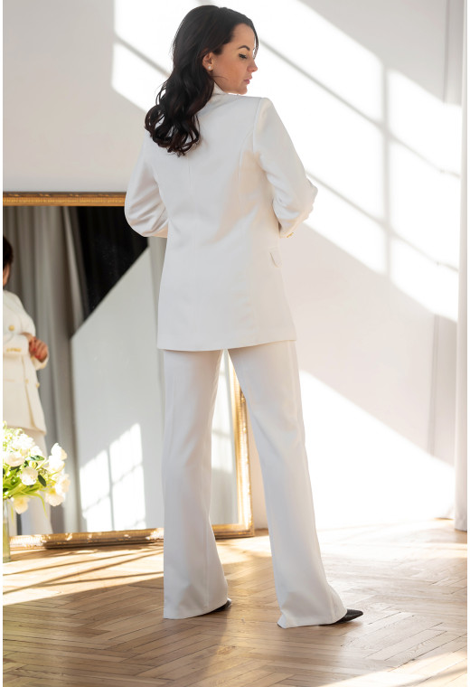 Білий брючний костюм з золотими гудзиками — 611670. Maritel. Зображення 4 Білий брючний костюм з золотими гудзиками — 611670. Maritel. Зображення 4
