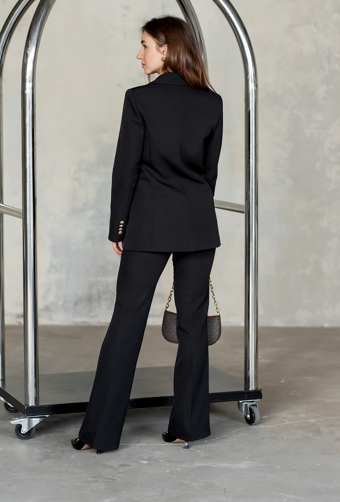 Чорний брючний костюм з золотими гудзиками —  963993. Maritel. Зображення 4 Чорний брючний костюм з золотими гудзиками —  963993. Maritel. Зображення 4