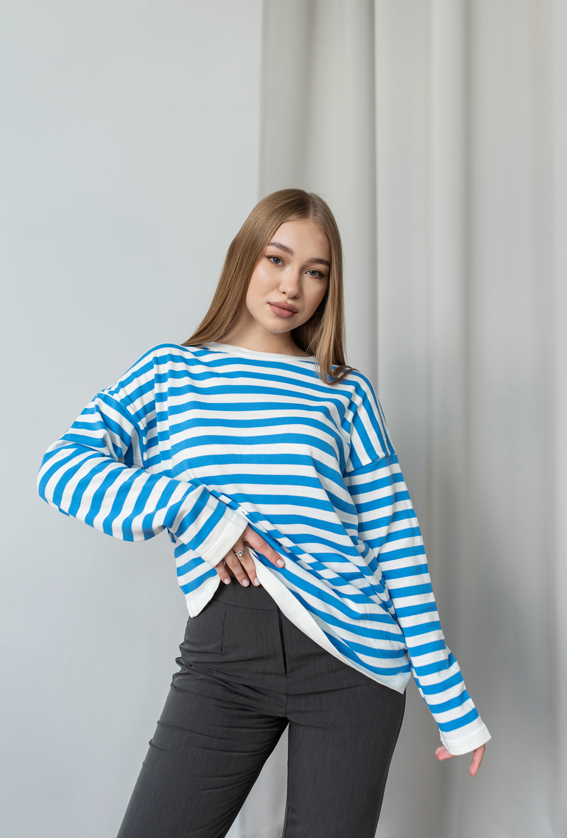 Серые брюки с накладными карманами —  404816. Maritel. Изображенние 2 Серые брюки с накладными карманами —  404816. Maritel. Изображенние 2