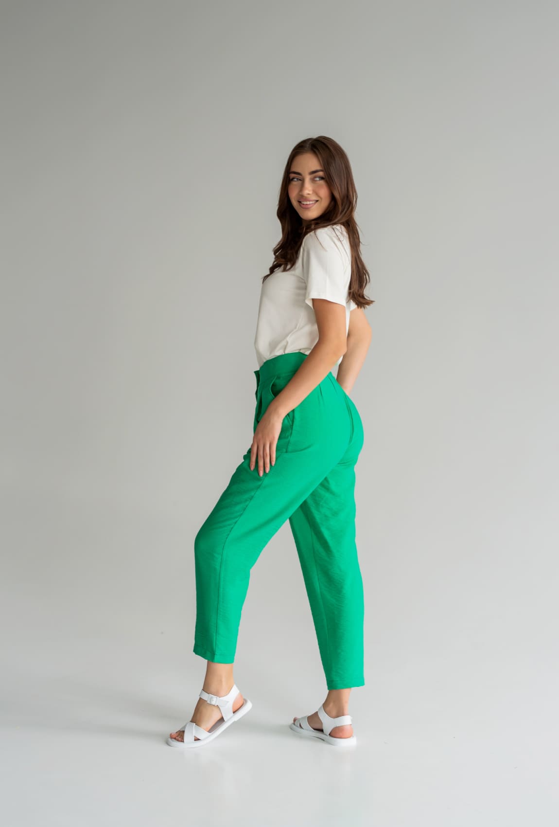 Зеленые брюки бананы —  891911. Maritel. Изображенние 2 Зеленые брюки бананы —  891911. Maritel. Изображенние 2