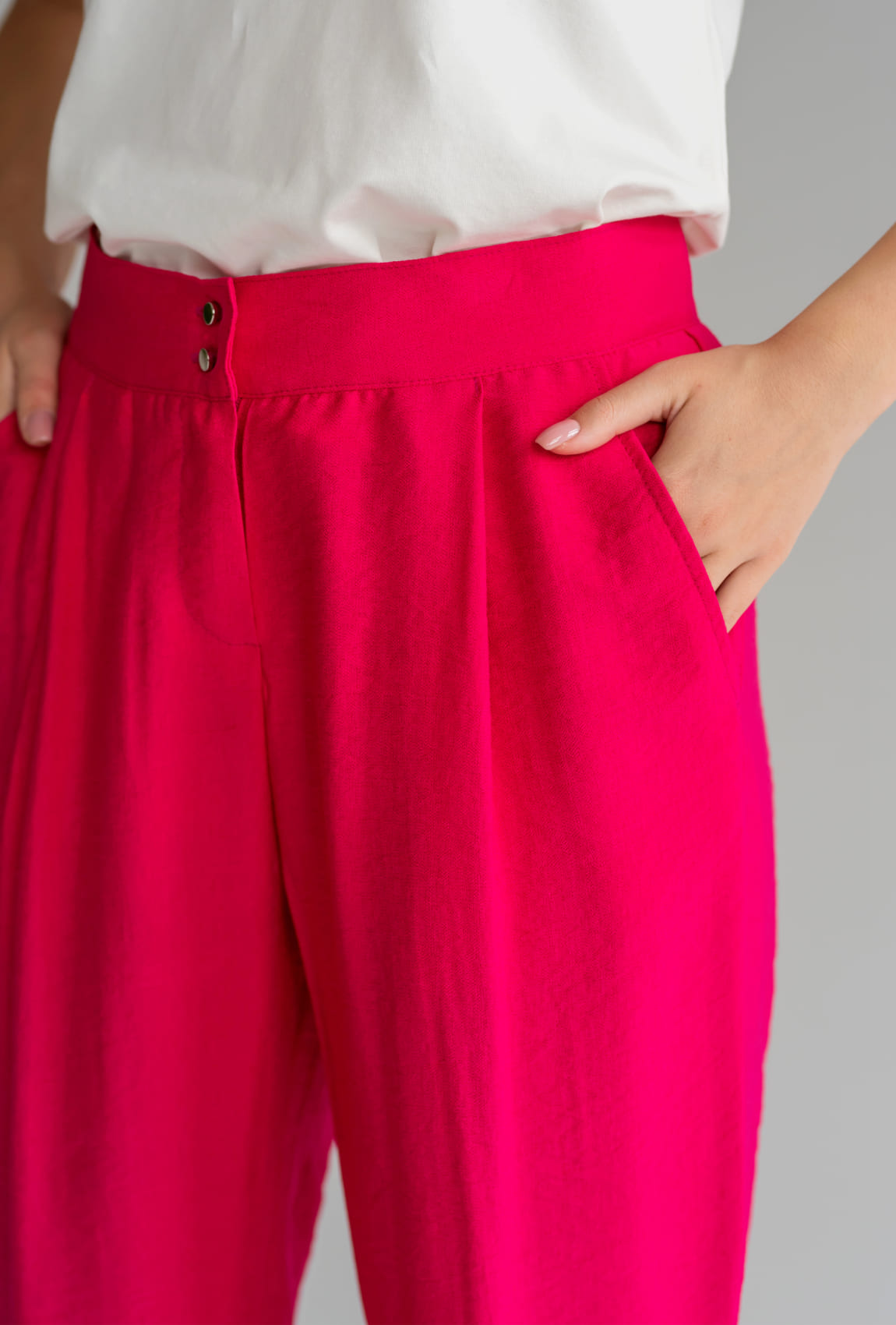 Малиновые брюки бананы —  766113. Maritel. Изображенние 1 Малиновые брюки бананы —  766113. Maritel. Изображенние 1