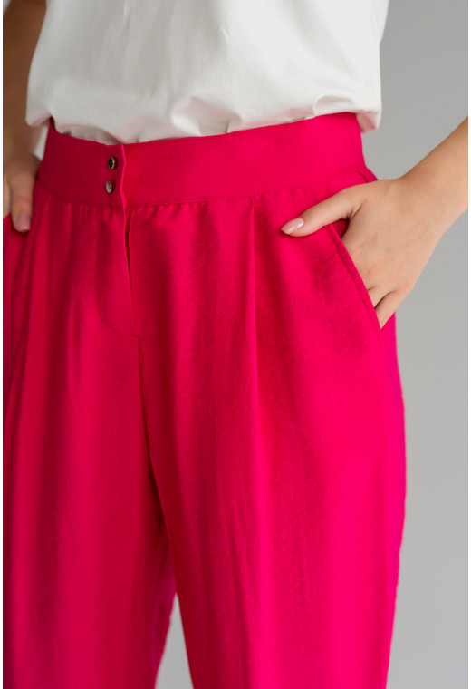 Малиновые брюки бананы — 766113. Maritel. Изображенние 1 Малиновые брюки бананы — 766113. Maritel. Изображенние 1