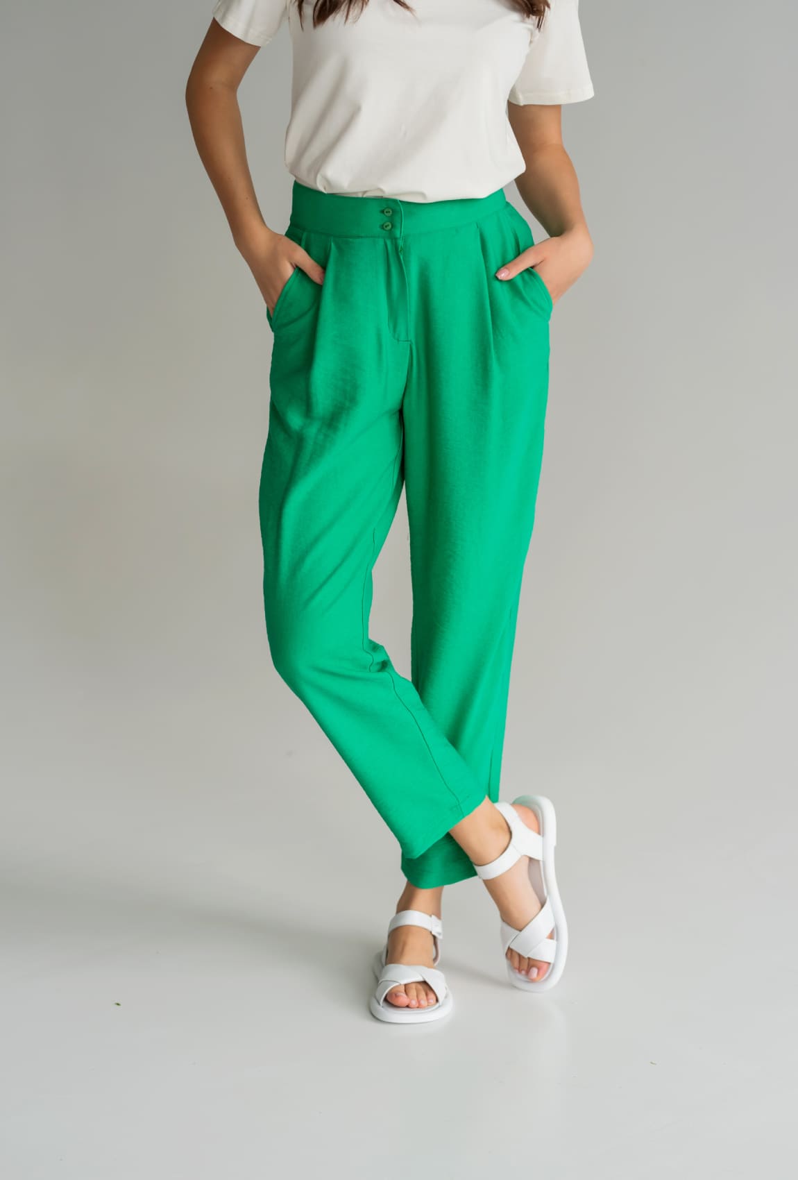 Зеленые брюки бананы —  891911. Maritel. Изображенние 1 Зеленые брюки бананы —  891911. Maritel. Изображенние 1