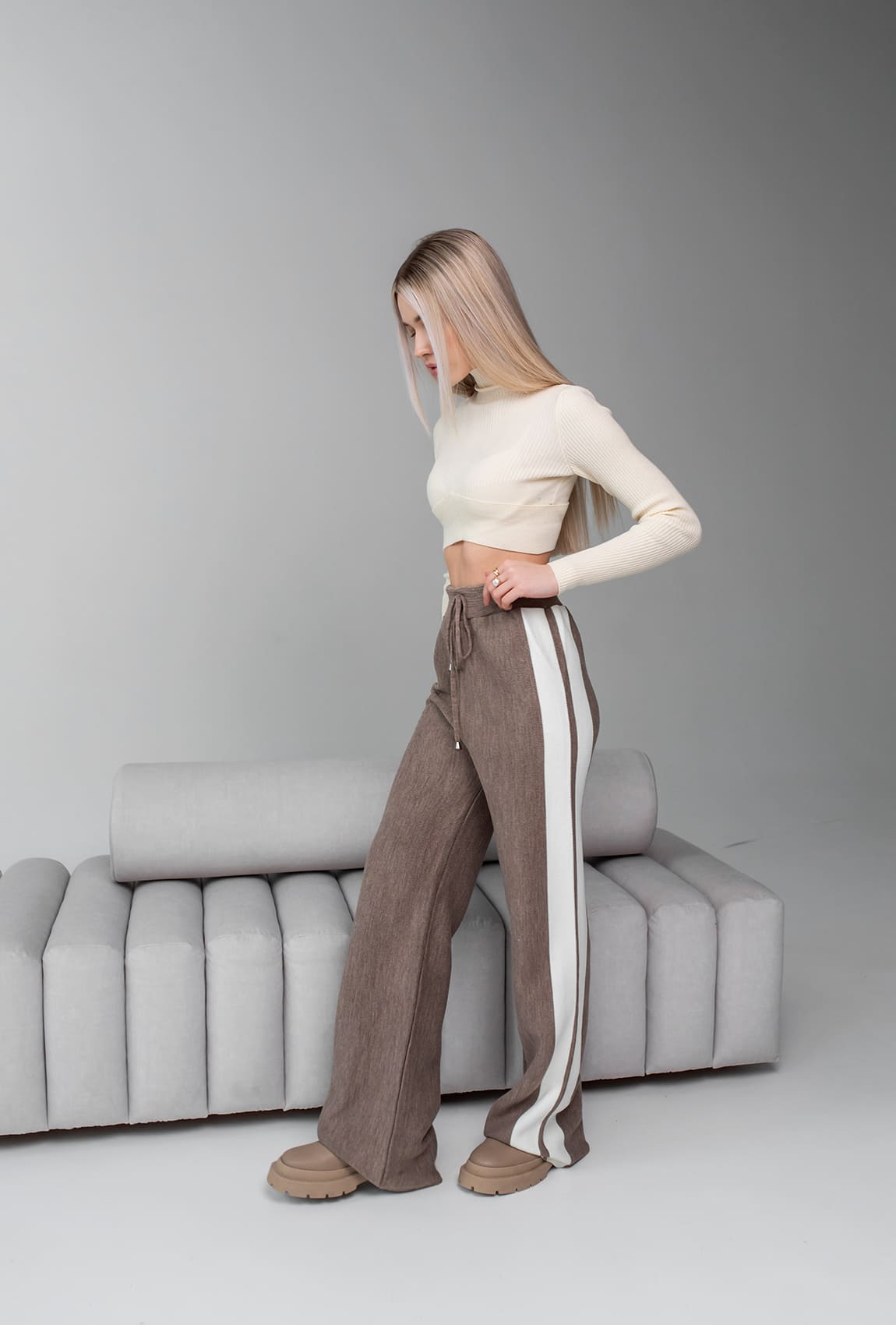 Брюки с лампасами мокко — 896843. Maritel Брюки с лампасами мокко — 896843. Maritel