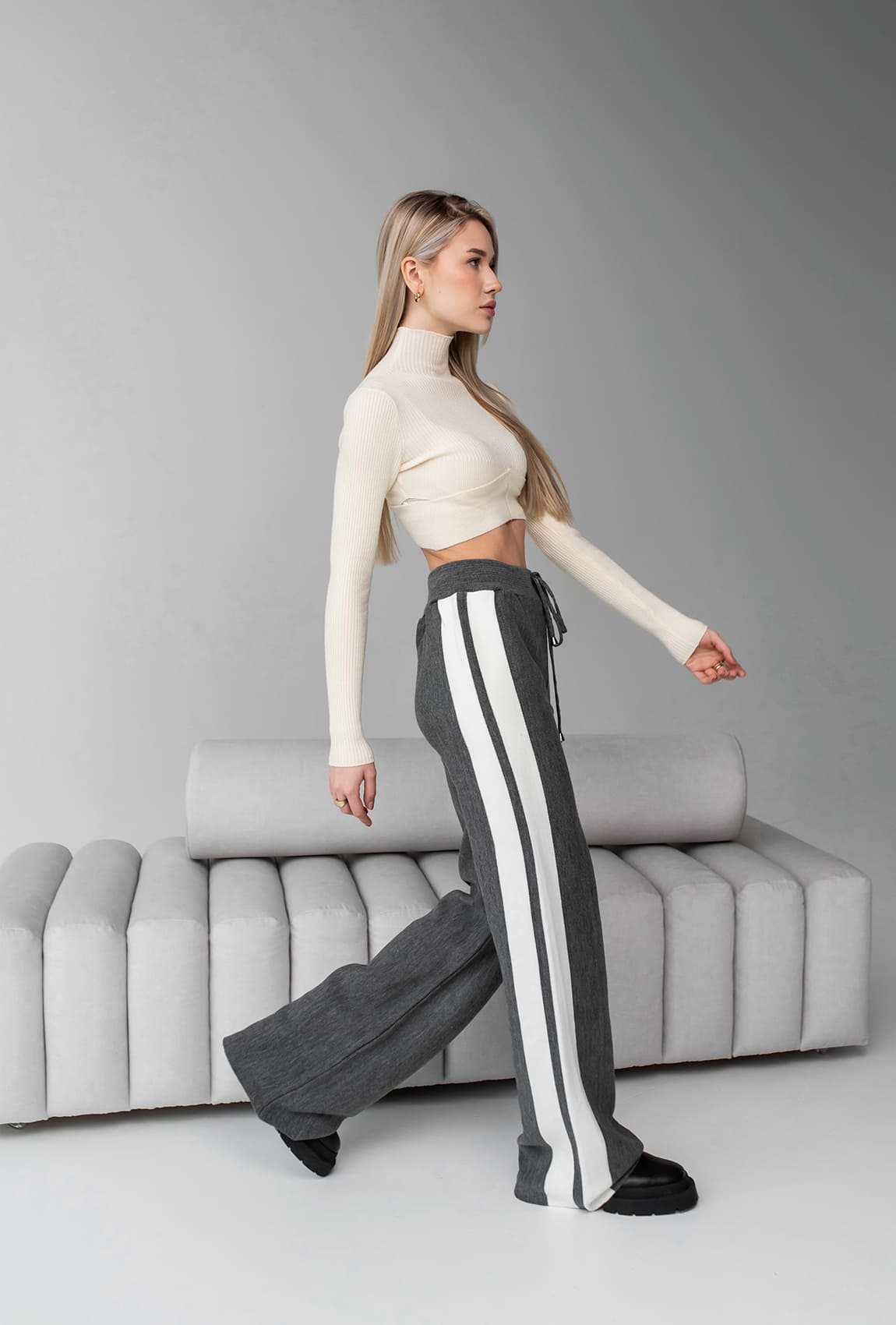 Серые брюки с лампасами —  111098. Maritel