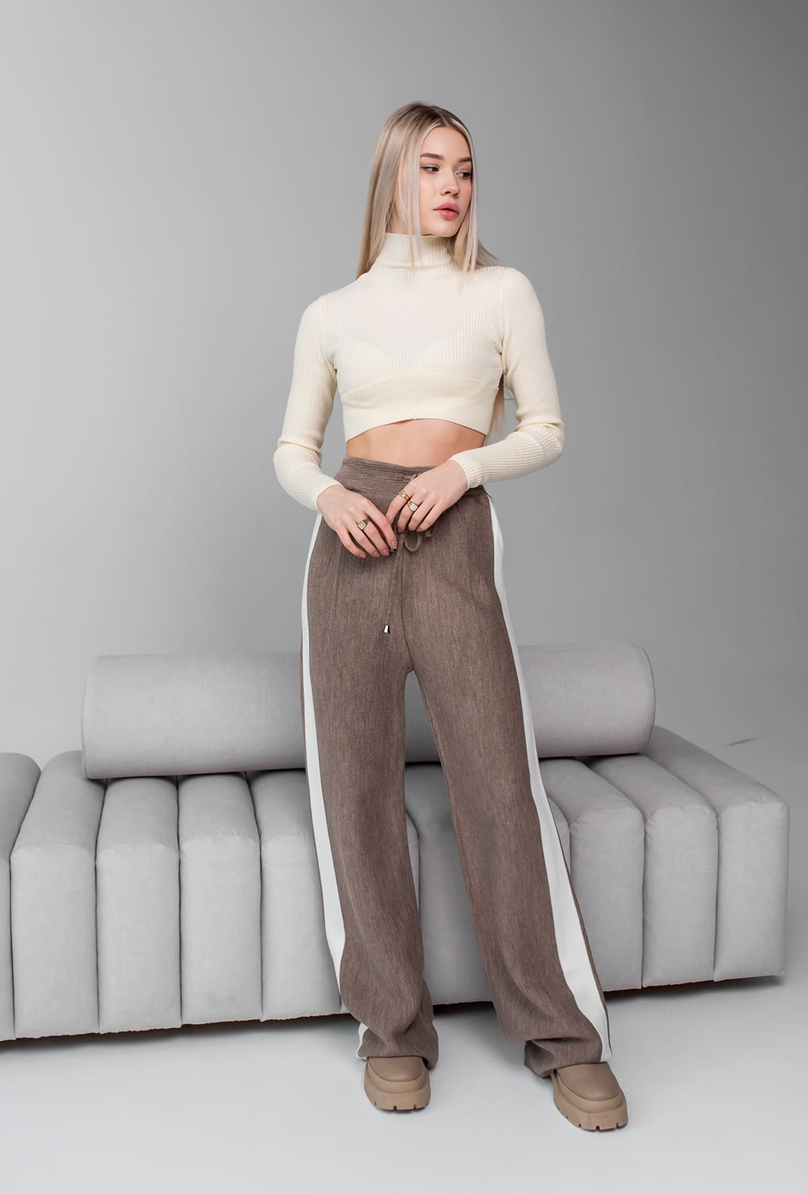 Брюки с лампасами мокко — 896843. Maritel. Изображенние 2 Брюки с лампасами мокко — 896843. Maritel. Изображенние 2