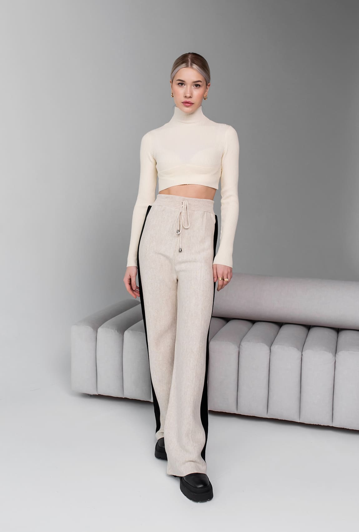 Бежевые брюки с лампасами —  345695. Maritel. Изображенние 2