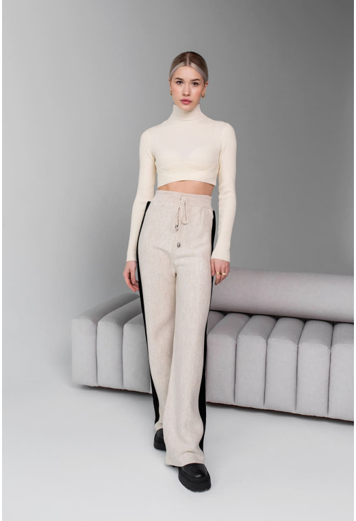 Бежевые брюки с лампасами — 345695. Maritel. Изображенние 2 Бежевые брюки с лампасами — 345695. Maritel. Изображенние 2