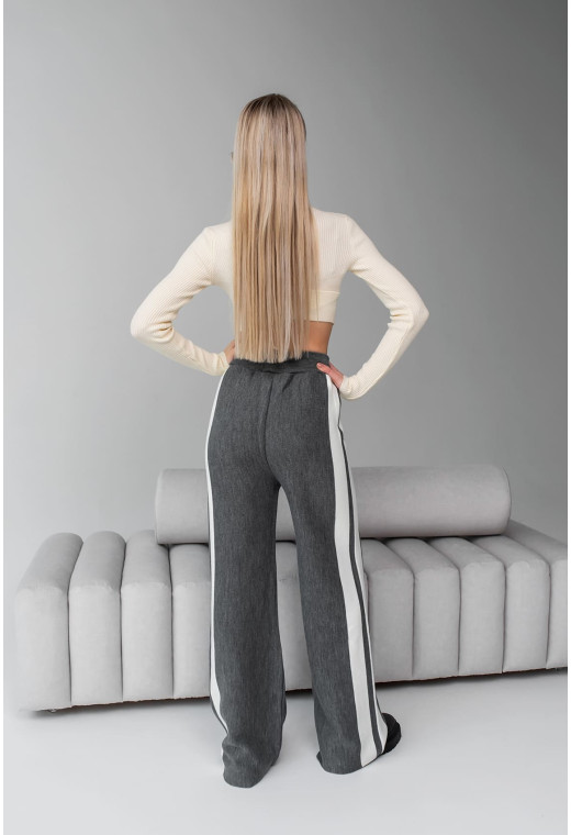 Серые брюки с лампасами — 111098. Maritel. Изображенние 2 Серые брюки с лампасами — 111098. Maritel. Изображенние 2