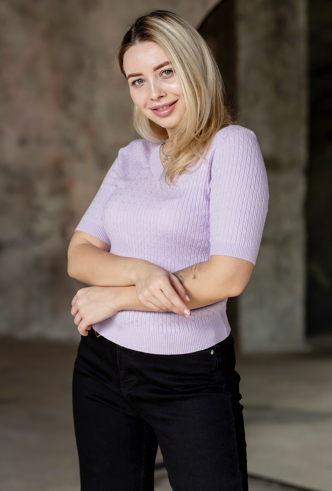 Вязаная лавандовая футболка с V вырезом —  434106. Maritel