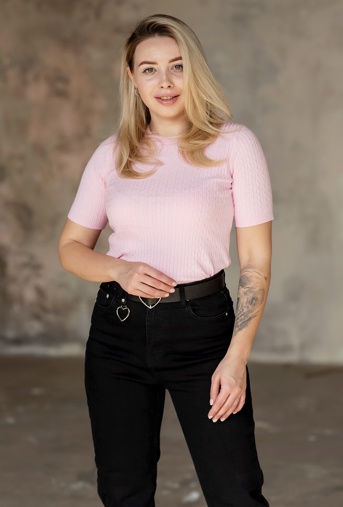 Розовая футболка вязка косичка с круглым вырезом —  913171. Maritel Розовая футболка вязка косичка с круглым вырезом —  913171. Maritel