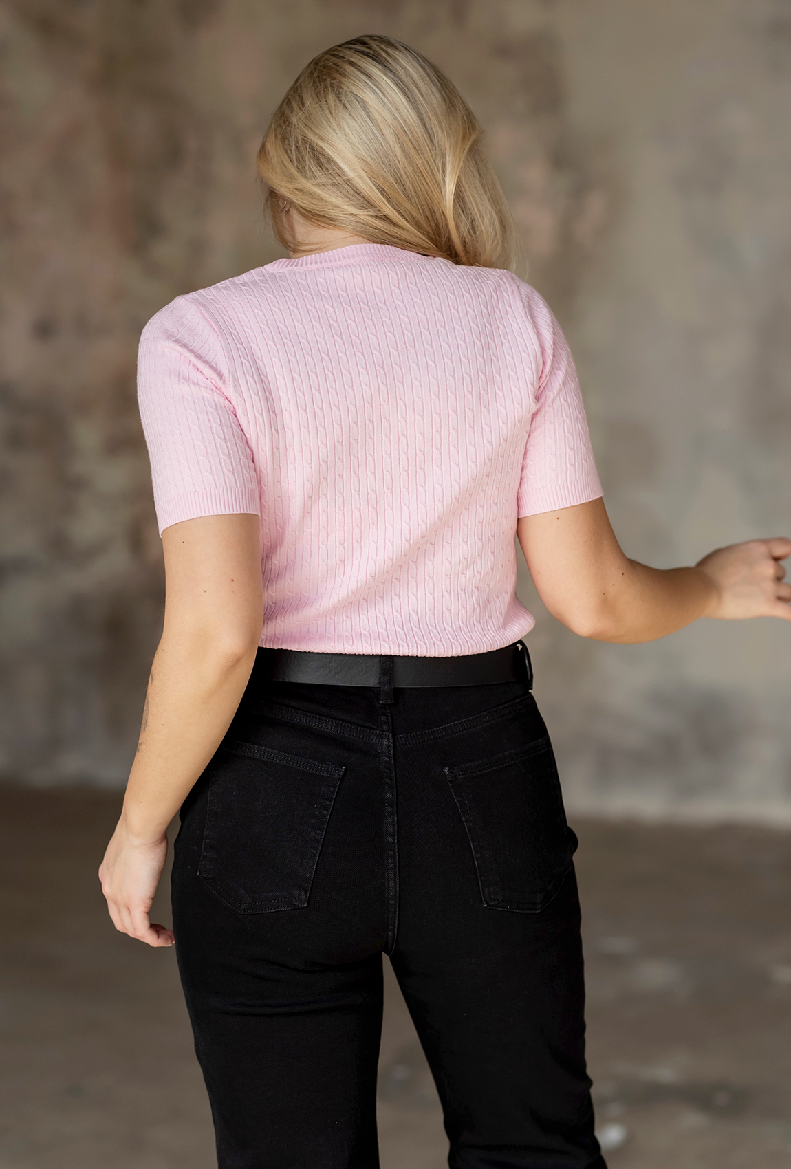 Розовая футболка вязка косичка с круглым вырезом —  913171. Maritel. Изображенние 2 Розовая футболка вязка косичка с круглым вырезом —  913171. Maritel. Изображенние 2