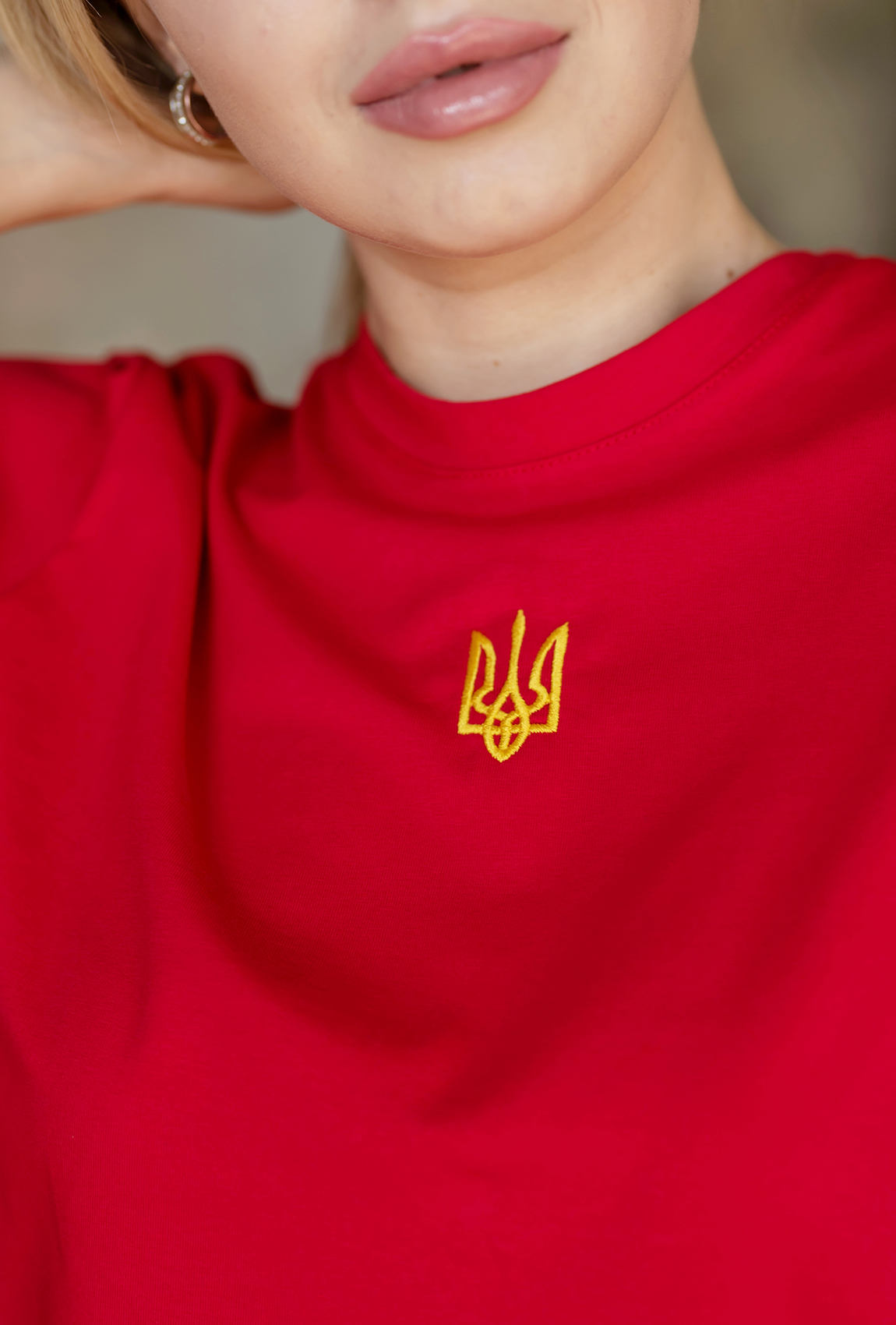 Красная женская футболка с вышивкой —  626331. Maritel. Изображенние 1