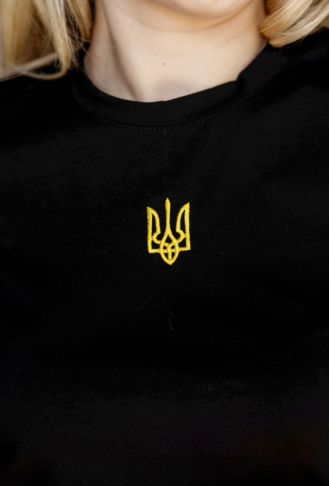 Черная женская футболка с трезубцем —  989883. Maritel. Изображенние 2