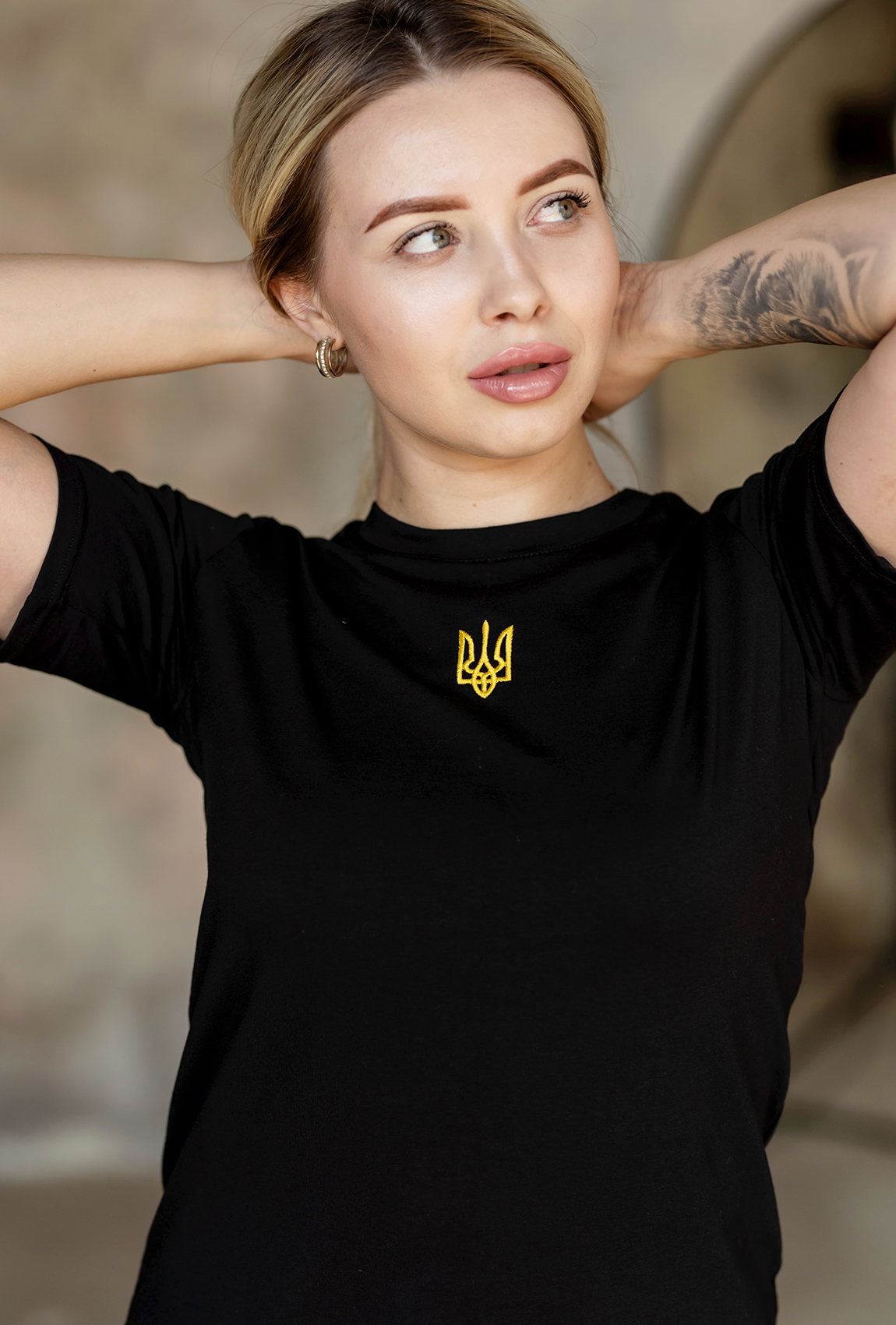 Черная женская футболка с трезубцем —  989883. Maritel. Изображенние 1