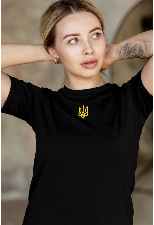 Чорна жіноча футболка з тризубом — 989883. Maritel. Зображення 1 Чорна жіноча футболка з тризубом — 989883. Maritel. Зображення 1