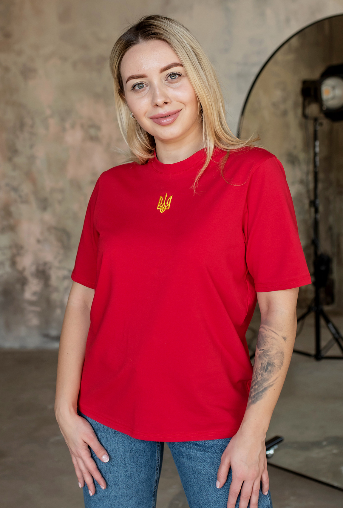 Красная женская футболка с вышивкой —  626331. Maritel