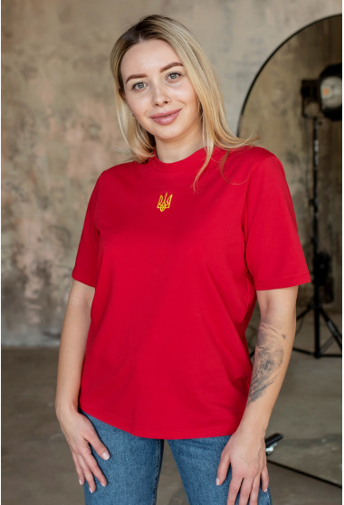 Красная женская футболка с вышивкой. Maritel. Изображенние 1