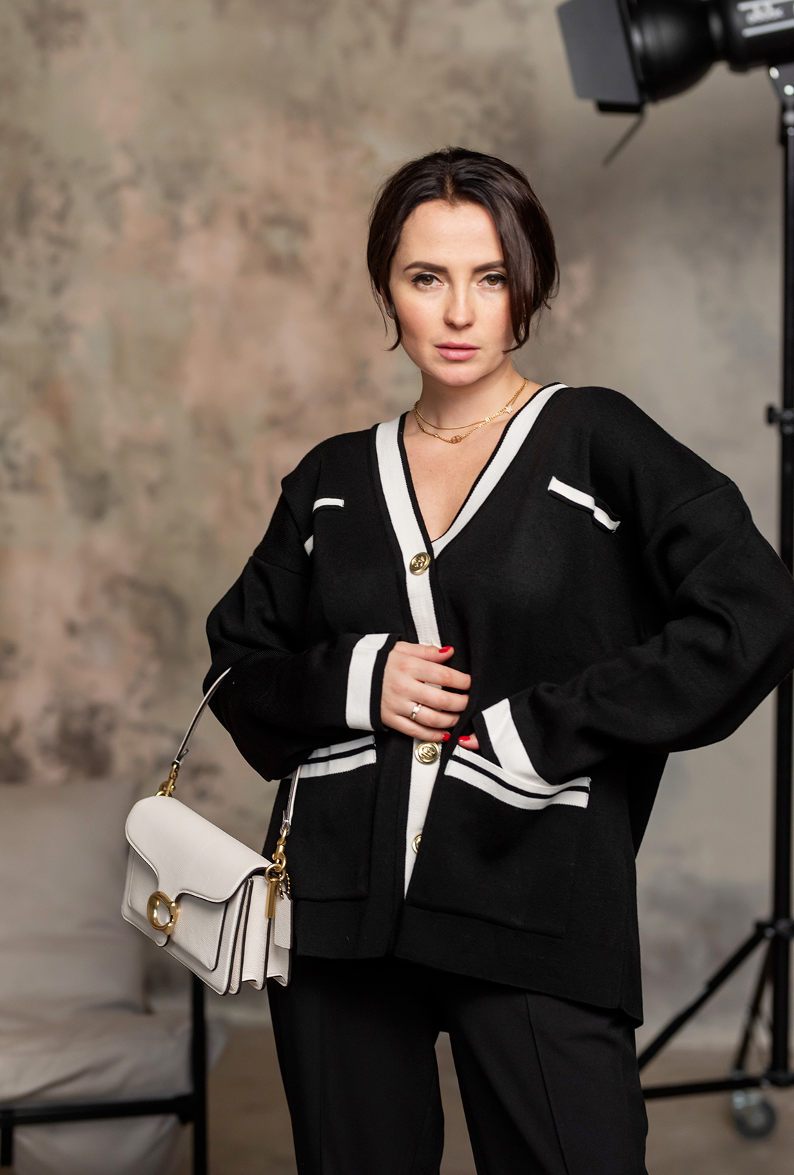 Чорний кардиган з золотими гудзиками  —  549906. Maritel