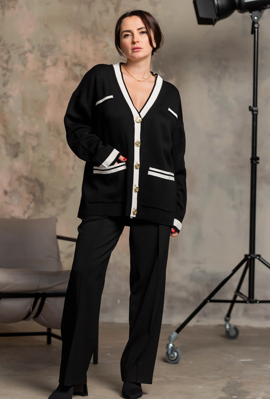 Чорний кардиган з золотими гудзиками  —  549906. Maritel. Зображення 1