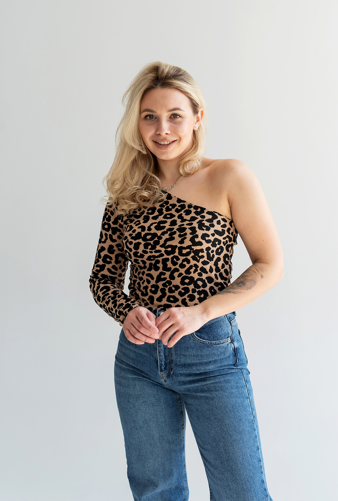 Бежевая кофта леопард на одно плечо  —  691138. Maritel