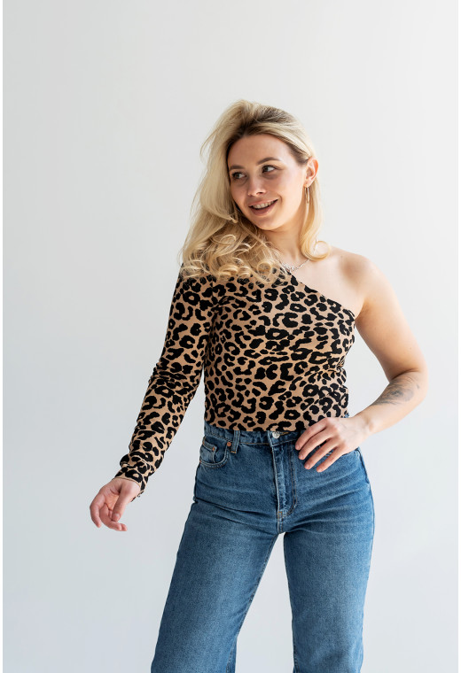 Бежевая кофта леопард на одно плечо — 691138. Maritel. Изображенние 1 Бежевая кофта леопард на одно плечо — 691138. Maritel. Изображенние 1