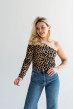 Бежевая кофта леопард на одно плечо — 691138. Maritel. Изображенние 1 Бежевая кофта леопард на одно плечо — 691138. Maritel. Изображенние 1
