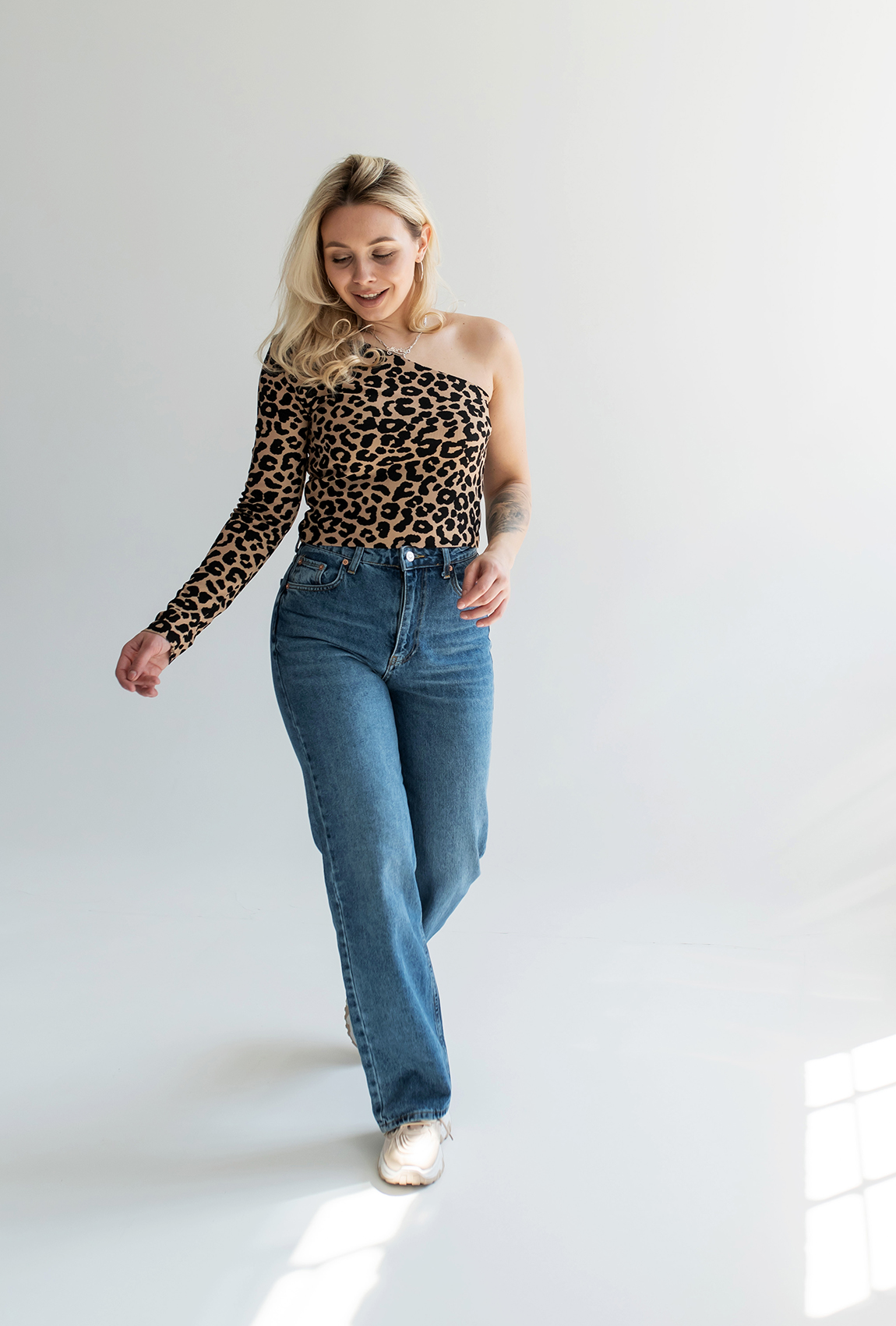 Бежевая кофта леопард на одно плечо  —  691138. Maritel. Изображенние 2