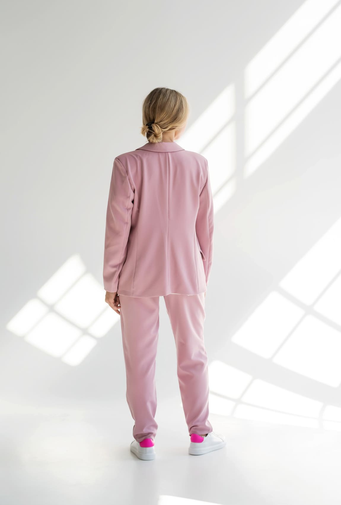 Пудровий класичний брючний костюм —  891112. Maritel. Зображення 1