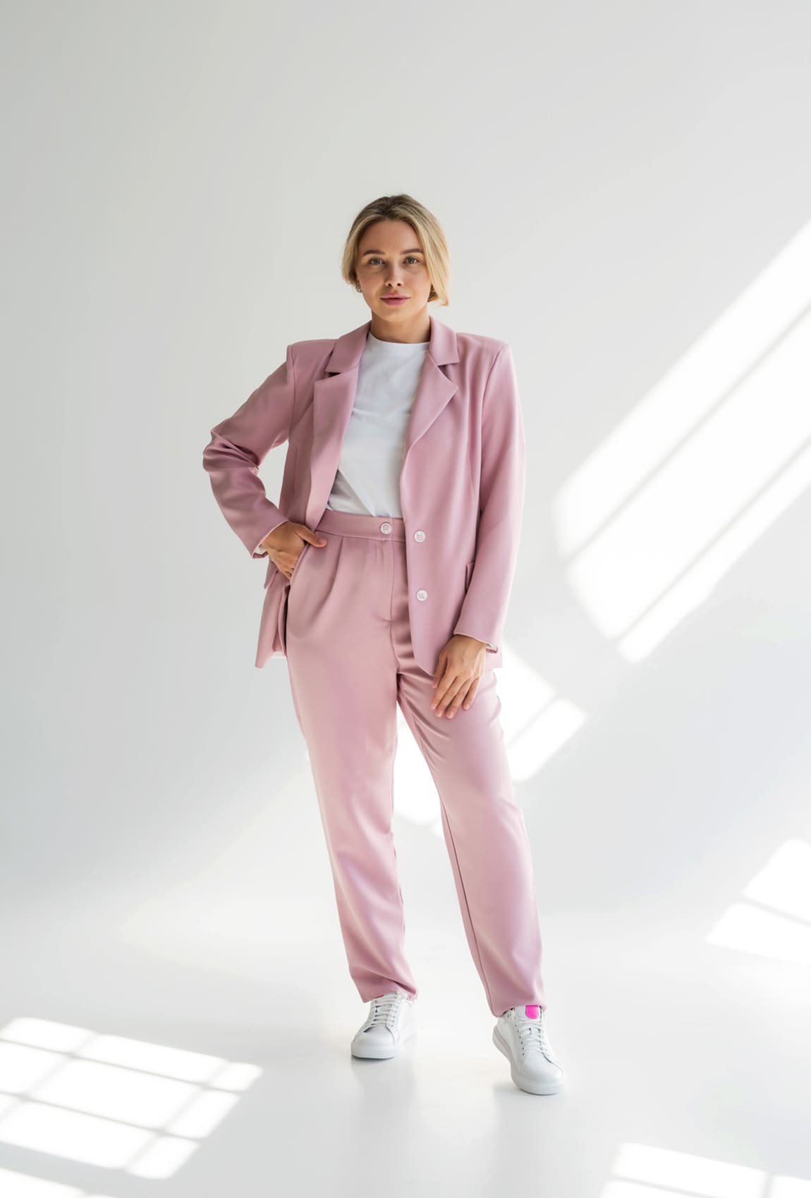 Пудровий класичний брючний костюм —  891112. Maritel