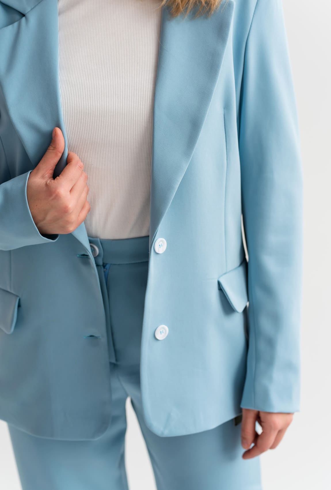 Блакитний класичний брючний костюм —  463498. Maritel. Зображення 1 Блакитний класичний брючний костюм —  463498. Maritel. Зображення 1