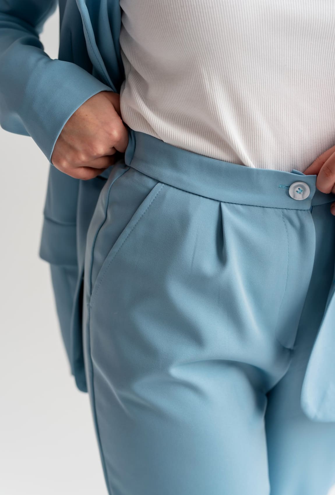 Блакитний класичний брючний костюм —  463498. Maritel. Зображення 3 Блакитний класичний брючний костюм —  463498. Maritel. Зображення 3