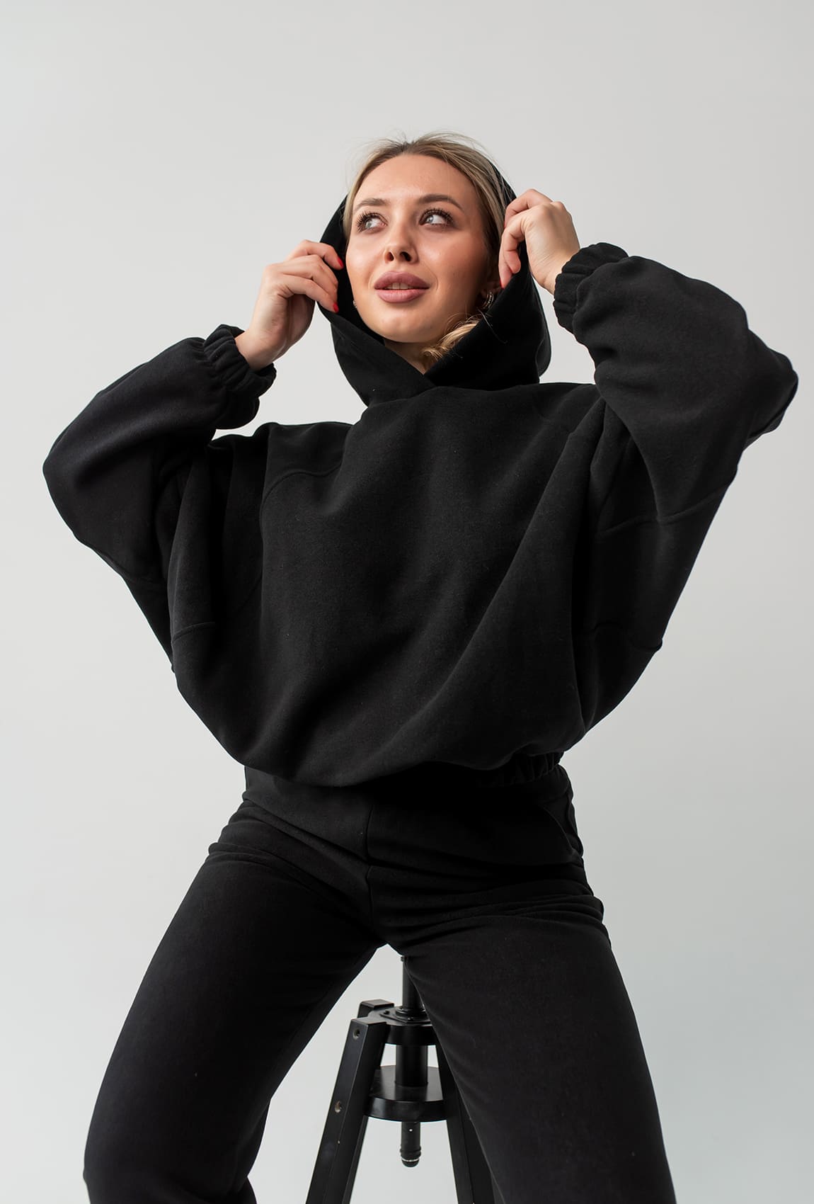 Черный костюм флис с капюшоном —  939963. Maritel. Изображенние 1